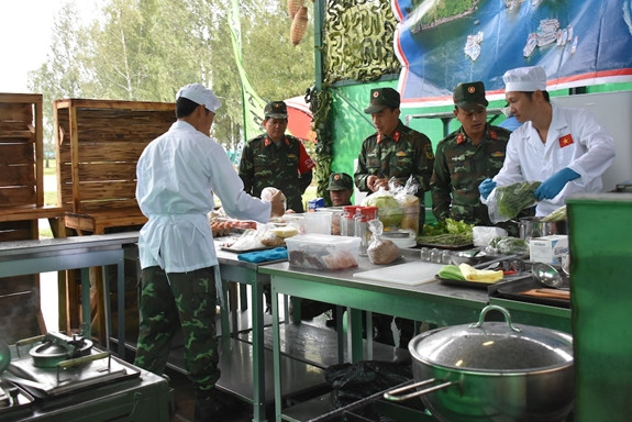 4 món Đội tuyển Bếp Dã chiến lựa chọn để thi tài là món salad kem chua, bò phomai cuộn bắp cải, súp khoai tây và Kompot (nước hoa quả truyền thống của Nga). Nguồn ảnh: Báo QĐND