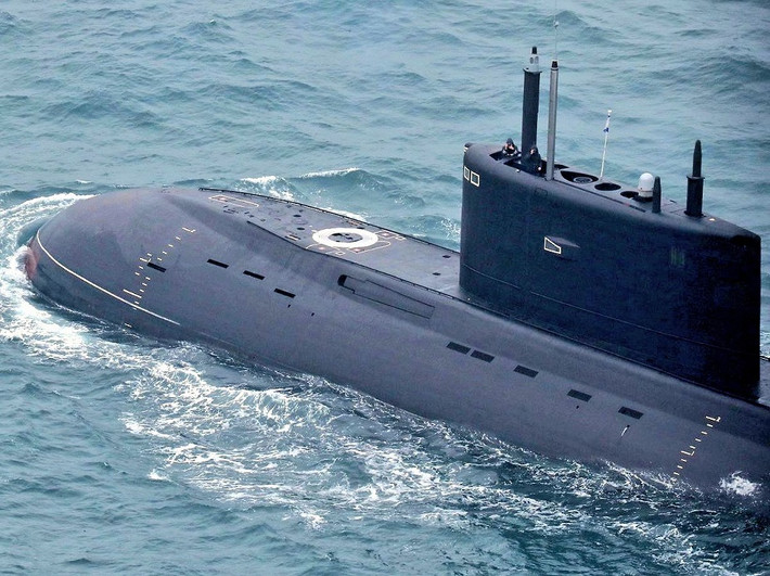 Trong đó 636.3 là chiếc tàu ngầm không lạ với Việt Nam, chúng ta đã mua từ Nga 6 tàu loại này. Phiên bản của Nga trang bị hệ thống điện tử và sonar mạnh hơn, hệ thống tên lửa hành trình Kalibr không bị cắt giảm tầm bắn và nhất là việc tàu có hệ thống phòng không tầm thấp. Ảnh: Wikipedia