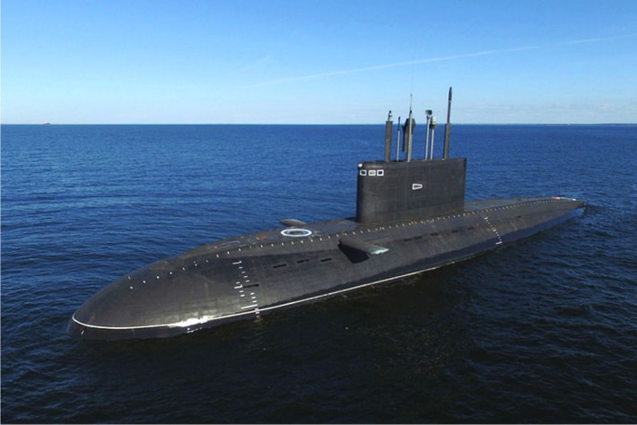 Hai tàu ngầm diesel-điện sẽ gồm: tàu Volkhov thuộc đề án 636.3 Varshavyanka (NATO gọi là Kilo 636) và Kronshtadt thuộc đề án 677 Lada. Cả hai đang được nhà máy đóng tàu Admiralty Verfi ở St Petersburg chế tạo. Ảnh: Wikipedia