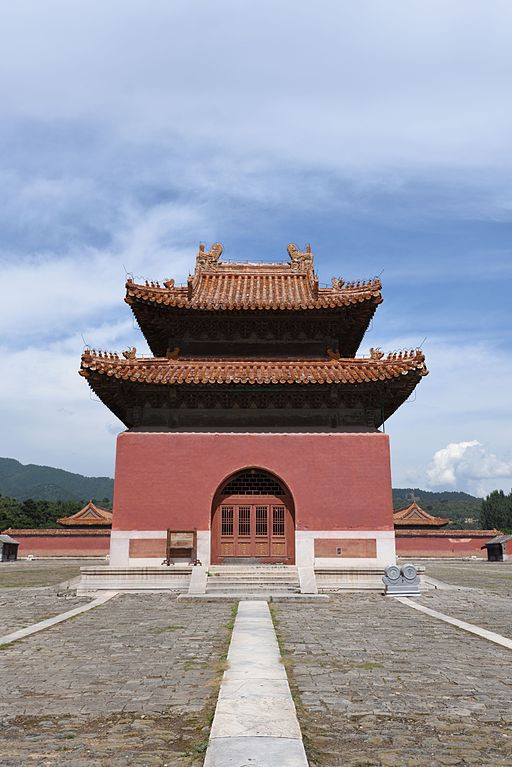 Thần đạo dẫn đến ngôi mộ của ông đi qua một cây cầu năm vòm thanh nhã và hai bên là những tượng giám hộ. “Địa cung” của Khang Hi chưa bao giờ được tiếp cận do nơi chôn cất bị ngập trong nước, năm 1928, quân phiệt Tôn Điện Anh đã định cướp mộ nhưng không thành. Ảnh: Wikipedia.