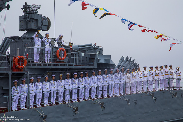 Tham gia cuộc duyệt binh tại Vladivostok chủ yếu là đội tàu của Hạm đội Thái Bình Dương hùng mạnh. Về phía khách mời có tàu 016 Quang Trung của Việt Nam và tàu đổ bộ lớn BRP Davao del Sur của Hải quân Philippines. Ảnh: Đội hình đẹp của thủy thủ tàu chống ngầm Koreyets. Ảnh: Anton-Blinov