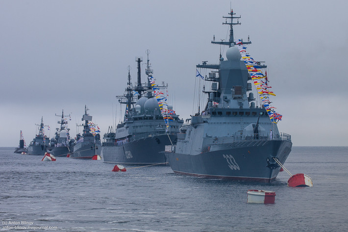 Hàng tàu đóng vai trò như là "tiêu binh" trong cuộc duyệt binh hải quân ở Vladivostok. Đứng đầu là tàu hộ vệ Sovershennyy mang số hiệu 333 thuộc đề án 20381. Ảnh: Anton-Blinov
