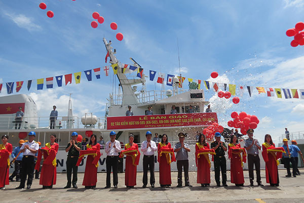 Ngày 30/7/2019, Công ty đóng tàu Hồng Hà bàn giao cho Chi cục Kiểm ngư vùng V Kiên Giang cặp tàu KN 959 và 596 có chiều dài 56,13m, lượng giãn nước 1.073 tấn, chịu sóng cấp 9, thời gian hoạt động tối đa 45-50 ngày đêm. Ảnh: Tổng cục Thủy sản