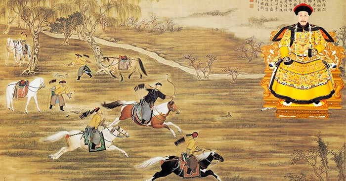 Càn Long là một trong những vị Hoàng đế có tuổi thọ lớn nhất trong lịch sử Trung Quốc, thời kỳ trị vì nhà Thanh của ông kéo dài hơn 60 năm từ 11/10/1736 đến 1/9/1795. Đây được xem là thời cực thịnh về kinh tế cũng như quân sự Đại Thanh. Thế nên, ngoài những nghiên cứu về đời tư, hầu như các học giả luôn muốn tìm kiếm dung mạo thật sự của Càn Long Đế. Để xem vị hoàng đế này trên gương mặt có nét gì đặc biệt? Ảnh: Wikipedia.