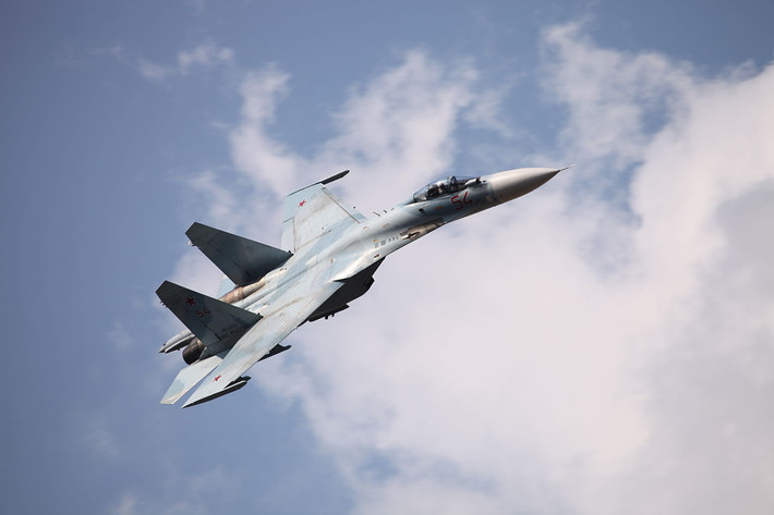 Với Su-27, các phi công Liên Xô và Nga đã khiến cả thế giới sửng sốt với bài bay nhào lộn trên không nức tiếng "Pugachev Corba" - độ khó của bài bay là cực kỳ khủng khiếp, không máy bay nào của phương Tây làm được nổi khi đó. Hiệu suất bay của Su-27 có được là nhờ động cơ AL-31F thế hệ mới của OKB Saturn. AL-31F tới nay vẫn được coi là một trong những động cơ dành cho tiêm kích tiền tuyến tốt nhất thế giới. Nó được trang bị không chỉ trên Su-27 mà cả series mới tạo ra từ Su-27. Nguồn ảnh: Wikipedia