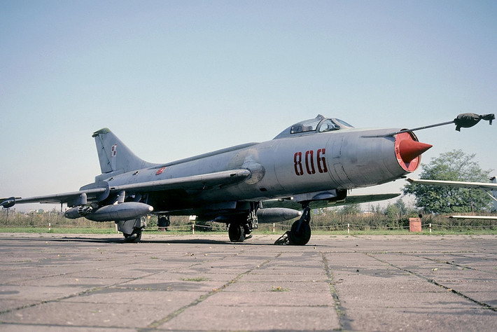 Năm 1949, cục thiết kế Sukhoi bỗng dưng bị giải tán, nhưng rồi chỉ 4 năm sau nó được khôi phục lại. Và rất nhanh chóng, Pavel Sukhoi và các đồng sự đã cho ra đời mẫu máy bay phản lực siêu âm đầu tiên của mình, đó cũng là đại diện máy bay Sukhoi thế hệ 2. Tháng 9/1955, nguyên mẫu định danh S-1 bay thử chuyến đầu tiên, 3 năm sau nó được chỉ định là Su-7. Nguồn ảnh: Wikipedia