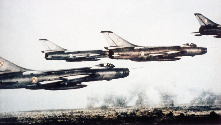 Tuy không vượt qua nổi cái bóng quá lớn của MiG-17/19/21, nhưng Sukhoi Su-7 vẫn phục vụ đến 40 năm trong không quân Liên Xô và 9 quốc gia trên thế giới. Đặc biệt, nó trở thành phóng thí nghiệm bay và là cơ sở tạo ra một "gia đình" mới. Nguồn ảnh: Wikipedia