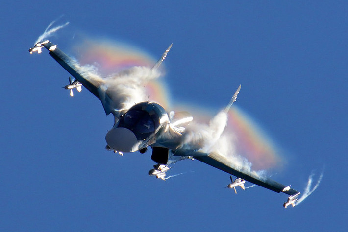 Trong ảnh là máy bay tiêm kích - bom tiền tuyến Su-34 - một "hậu duệ" xuất sắc trước hết là về tính năng của "gia đình tiêm kích - bom Sukhoi". Dù chưa có nhiều đơn hàng xuất khẩu, nhưng Su-34 được kỳ vọng là sẽ đem lại thành công lớn hơn cả thế hệ Su-17, Su-24. Nguồn ảnh: Wikipedia