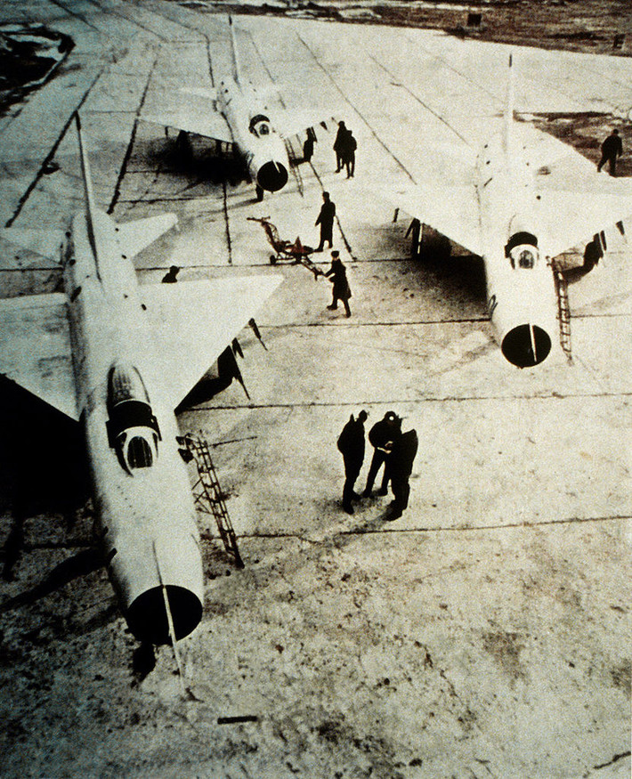 Từ nền tảng Sukhoi Su-7, năm 1959, Không quân Liên Xô chính thức chấp thuận tiêm kích đánh chặn Sukhoi Su-9 được phát triển từ mẫu thử nghiệm T-3 của dòng Su-7. 1.150 chiếc Su-9 có tốc độ bay 2.135km/h đã được chế tạo. Nguồn ảnh: Wikipedia