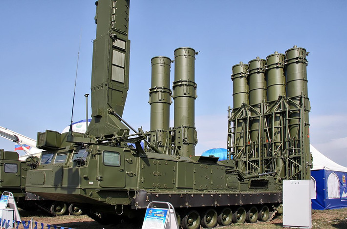 Hệ thống phòng không – phòng thủ tên lửa S-300VM Antey-2500 có khả năng đánh chặn các loại tên lửa đạn đạo tầm trung có cự ly bắn tới 2.500km. Ảnh: Vitaly-Kuzmin