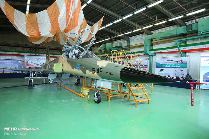 Tất nhiên là việc Iran sản xuất thành công F-5 hai chỗ ngồi và đặt tên gọi mới là Kosar cũng là lẽ thường. Công bằng mà nói, chế tạo lại được một mẫu bay chiến đấu siêu âm là bước tiến nhảy vọt của công nghiệp quốc phòng Iran, mà nhiều nước mơ cũng chẳng có. Ảnh: MEHR