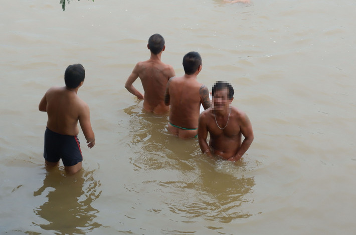 Một số câu hỏi cũng được báo chí đưa ra trong cuộc họp báo, người dân từ nhiều năm nay vẫn luyện tập, tắm khỏa thân ở bãi giữa sông Hồng (đoạn gần cầu Long Biên, Hà Nội) có vi phạm pháp luật hay không? Cụ thể hơn, liệu họ có vi phạm quy định tại điều 7 Nghị định 46/2019/NĐ-CP hay không?