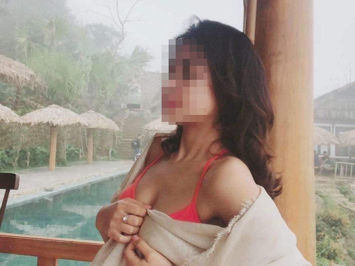 Trước đó, tối 22/8, trên trang cá nhân của mình, Đ.T.T đăng status với nội dung kể về việc nữ đại úy đã gọi điện và xin lỗi sau khi đã đe dọa vì chị T. Nguyên dân do chị đăng clip nữ đại úy công an náo loạn sân bay Tân Sơn Nhất lên mạng xã hội.