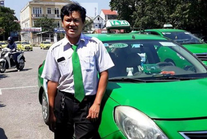 3. Tài xế đỡ đẻ thành công cho sản phụ ngay trên xe taxi: Khoảng 5h55 ngày 8/10/2018, lái xe Nguyễn Tăng Quang chở sản phụ Đặng Thị N.H. (26 tuổi) từ đường Sư Vạn Hạnh đến Bệnh viện Đại học Y Dược Huế để sinh con. Taxi vừa lăn bánh được 3 phút thì chị H. bất ngờ có dấu hiệu chuyển dạ.
