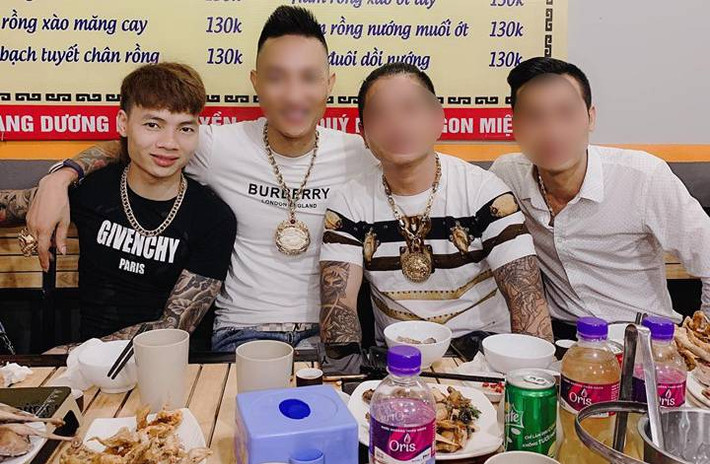 Ban đầu Huấn chỉ đăng những video ăn chơi hằng ngày và những clip hài hước do chính anh tự thực hiện. Chưa dừng lại ở đó, Huấn "hoa hồng" tiếp tục tung ra các clip thách thức những giang hồ máu mặt trên cả nước. Trong đó, đỉnh điểm là mâu thuẫn với Dương Minh Tuyền và hotboy Xăm trổ, Quách Dũng.