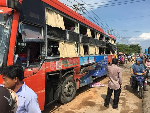 4. Xe đầu kéo va chạm kinh hoàng với xe Phương Trang, hành khách hoảng loạn, khoảng 15h ngày 31/3, xe khách Phương Trang biển số TP HCM lưu thông trên quốc lộ 1, hướng từ Bình Thuận đi TP HCM. Khi đi tới địa bàn xã Xuân Tâm (huyện Xuân Lộc), xe khách này va chạm với xe đầu kéo.