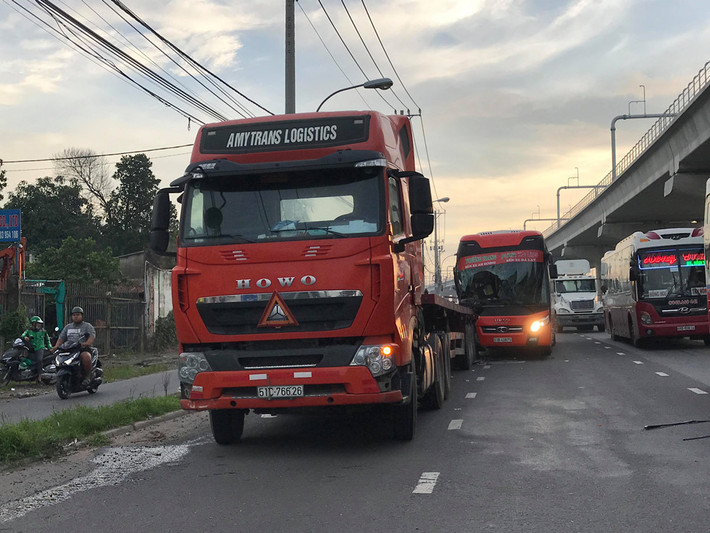 Khi xe khách vừa qua trạm kiểm dịch động vật Thủ Đức (phường Linh Trung, quận Thủ Đức) thì bất ngờ tông vào đuôi xe container BS 51C - 766.26 đang dừng sát làn đường bên phải. Cú tông mạnh đã đẩy xe container lao về trước hơn 10 m mới dừng lại.
