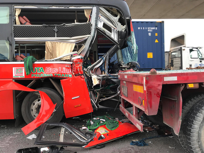 Tai nạn làm anh Lê Hồng Đức (22 tuổi, quê Lâm Đồng) phụ xe, xe khách giường nằm Phương Trang bị thương nặng được đưa đi cấp cứu nhưng đã tử vong sau đó.