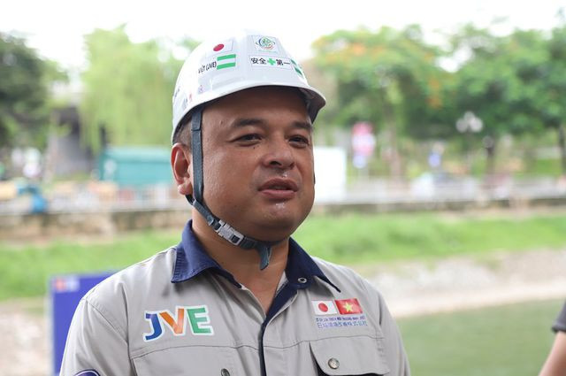 Chuyên gia Nhật Bản, Tiến sĩ Kubo Jun trực tiếp chỉ đạo thi công lắp đặt và giới thiệu với PV về công nghệ Nhật Bản được áp dụng để làm sạch nước.