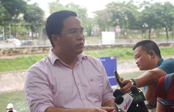 Ông Nguyễn Tuấn Anh - Chủ tịch HĐQT JVE cho biết:"Nước bên trong khu vực xử lý này có thể trong sạch sau 1 ngày. Tuy nhiên, do ngày mai chuyên gia của chúng tôi đi công tác nên chiều 8/8, mới có mặt ở Hà Nội. Hôm ấy, đích thân TS.Kubo Jun sẽ tắm bên trong bể nước sau khi xử lý cho mọi người cùng thấy”.