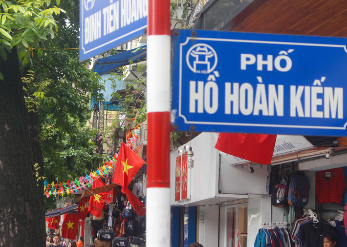 Những lá cờ đỏ sao vàng bay phấp phới trên phố Đinh Tiên Hoàng.