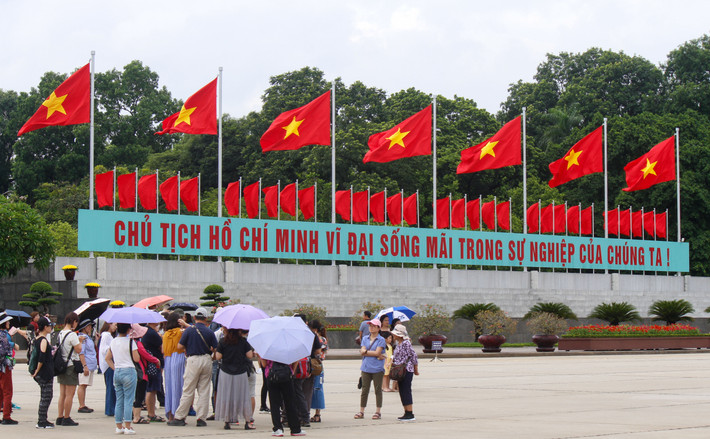 Nhiều du khách đã tới Quảng trường Ba đình tham quan.