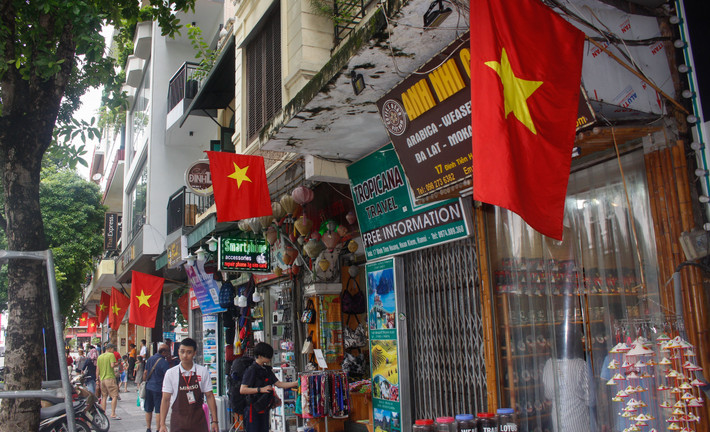 Phố Đinh Tiên Hoàng rợp cờ đỏ sao vàng.
