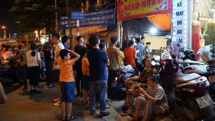 Theo ghi nhận của PV trong tối ngày 14/8, tại đây không còn tình trạng hàng nghìn người đi lễ ngồi tràn ra lòng đường phố Tây Sơn như những năm trước