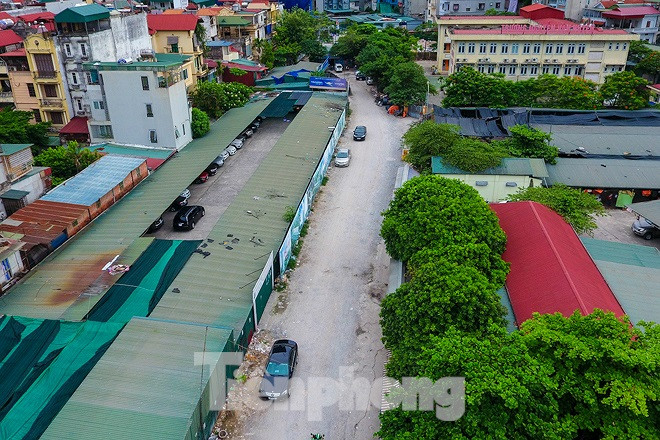 Quy mô đầu tư gồm 2 đoạn: Đoạn 1 (từ điểm đầu tuyến đến ranh giới phía Tây Nam khu đất Lãng sự quán Nga) bề rộng mặt cắt ngang gồm lòng đường rộng 15m, vỉa hè 2x7,5m. Đoạn 2 (dọc theo ranh giới phía Tây khu đất lãnh sự quán Nga): bề rộng mặt cắt ngang 28,3-30m gồm lòng đường rộng 15m, vỉa hè phía Tây rộng 7,5m, vỉa hè phía Đông rộng từ 5,8 đến 7,5m.