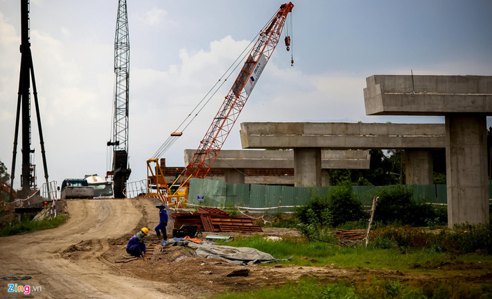 Sau một thời gian rầm rộ thi công nhằm đạt mục tiêu hoàn thành 50-60% khối lượng trong năm 2019, đến nay dự án lại rơi vào điệp khúc đói vốn và nhiều nguy cơ bị ngừng thi công. Trong ảnh là các công nhân đang thi công phần trụ cầu đoạn cao tốc qua xã Tam Hiệp, huyện Châu Thành, Tiền Giang.