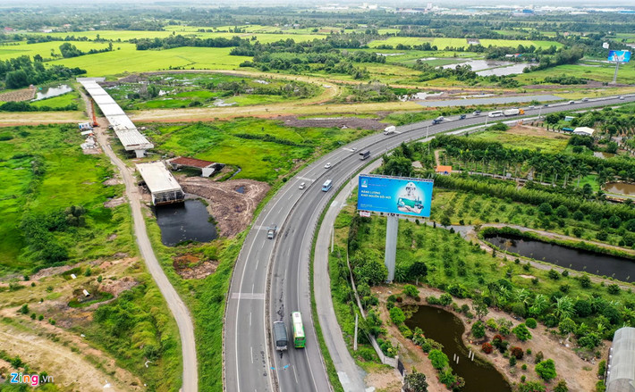 Tại đoạn nối đường cao tốc Trung Lương - Mỹ Thuận với cao tốc TP.HCM - Trung Lương thuộc xã Thân Cửu Nghĩa (huyện Châu Thành, Tiền Giang), một phần đường dẫn được xây dựng rồi lại bị bỏ hoang.