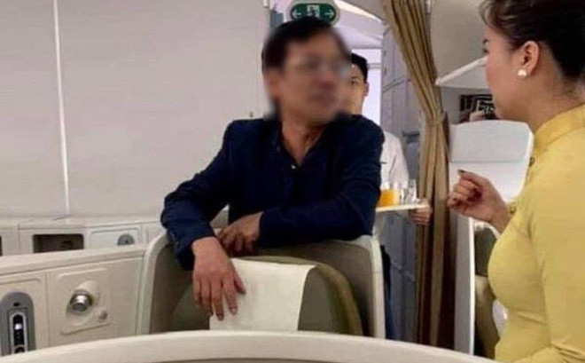 5. Khách hàng nghi sàm sỡ cô gái trẻ ngay trên máy bay Vietnam Airlines: Chiều 26/7/2019, cơ trưởng chuyến bay VN253 từ Hà Nội đi TP.HCM của Vietnam Airlines đã quyết định từ chối phục vụ một nam hành khách say xỉn. Được biết, vị khách này ngồi ghế hạng thương gia trên máy bay.