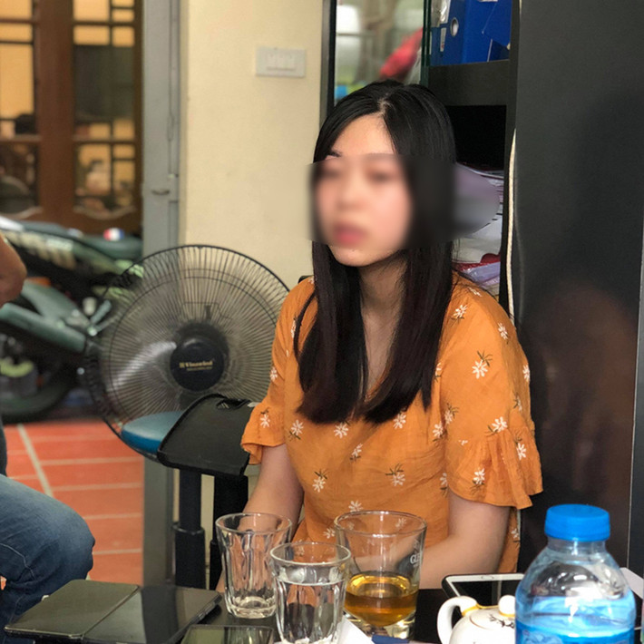 Chị L, cho biết, sự việc Vinh đánh vợ không phải mới xảy ra mà đã có tiền lệ từ trước và diễn ra thường xuyên. Hiện chị L. đang làm biên tập viên kênh tiếng Anh 24/7, thuộc Ban đối ngoại của một đài phát thanh.