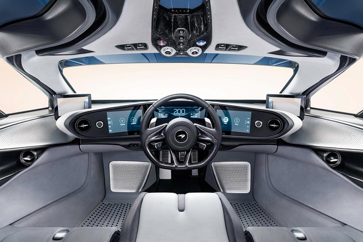 McLaren cho biết đây là siêu xe tăng tốc nhanh nhất mà hãng từng sản xuất. Speedtail có khả năng tăng tốc từ 0-300km/h trong 12.8 giây. Tốc độ tối đa sẽ đạt được thông qua chế độ Vận tốc đặc biệt bằng cách tối ưu hóa hệ truyền động để xả năng lượng điện tối đa và hạ thấp trọng tâm xe đi xe 35mm.