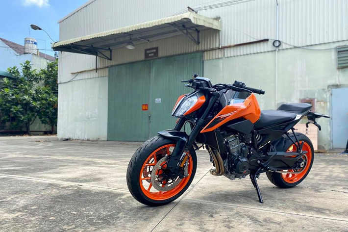 Mới đây, KTM Việt Nam đã đưa về nước chiếc 790 Duke 2020 đầu tiên. Chiếc xe này được nhập khẩu nguyên chiếc từ Philippines và hiện tại chưa có giá bán. Tuy nhiên, theo một số nguồn tin thì giá xe KTM 790 Duke 2020 sẽ nằm trong khoảng từ 300 - 340 triệu đồng, một con số khá ấn tượng với bảng danh sách những trang bị tiêu chuẩn của xe.