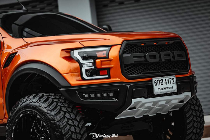 Phiên bản Ford Ranger cỡ trung được nhóm độ Thái Lan sử dụng là Ranger Raptor, vốn đã sở hữu những trang bị ngoại thất đầy đủ và hầm hố hơn đáng kể các biến thể Ranger khác.