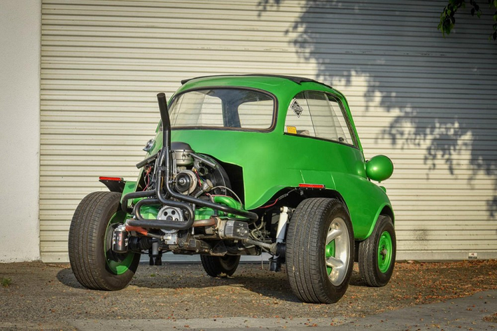 Tuy nhiên, sự thiếu hụt về công suất này không phải là vấn đề đối với chiếc Isetta màu xanh lá cây, độ đặc biệt dưới đây. Chủ nhân của nó là một người có chuyên môn máy móc và có sẵn một động cơ Volkswagen 4 xi-lanh phẳng dư thừa. Hiện nay, nó đang được rao bán trên trang Bring a Trailer tới một ai đó quan tâm. Cũng cần nói rằng là nhờ các trang bị độ mới, nó có thể trình diễn bốc đầu cực chất.