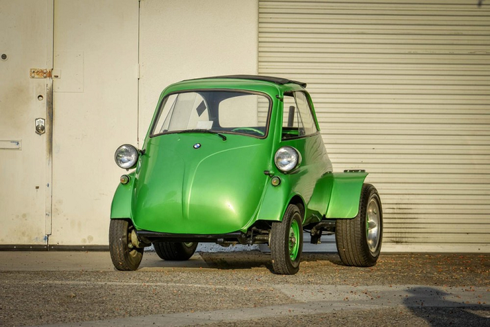 Isetta là một chiếc xe đô thị tí hon từng được sản xuất bởi BMW từ năm 1955 – 1962. Chế tạo dựa trên một mẫu xe cùng tên vốn được sản xuất bởi nhà sản xuất xe Ý Iso, nó có trang bị động cơ môtô 1 xi-lanh phối hợp với một cặp bánh sau nhỏ hoặc một 1 bánh đơn lẻ, rộng hơn. Người dùng chỉ có thể bước vào xe thông qua một cánh cửa lớn phía trước và cũng cần nói rằng BMW Isetta cổ điển không hề an toàn, cho dù công suất tối đa chỉ là 13 mã lực.