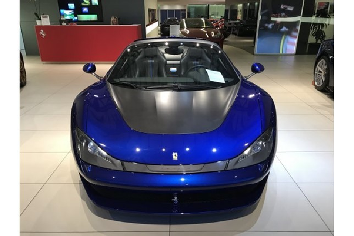 Chẳng hạn như chiếc siêu xe Ferrari Sergio màu xanh Azzurro LoLo có một không hai trên thế giới này khi được rao bán chỉ mới lăn bánh 1.900 km. Màu sơn này còn đặc biệt hơn là do con gái chủ xe đã làm việc với hãng Ferrari để tạo ra cho chiếc Ferrari Sergio này có bộ áo xanh Azzurro LoLo độc đáo.