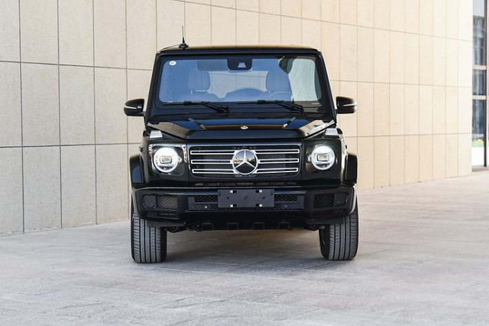 Bên trong Mercedes-Benz G350 2020 vẫn có 2 màn hình kỹ thuật số 12,3 inch dành cho bảng đồng hồ và hệ thống thông tin giải trí, dàn âm thanh vòm Burmester 16 loa và nút chọn chế độ off-road ở tốc độ thấp. Chưa hết, xe còn có hệ thống đèn viền 64 màu, tựa đầu ghế sang trọng, ghế trước có đủ tính năng nhớ vị trí/làm mát/mát-xa/sưởi và sưởi ghế sau.