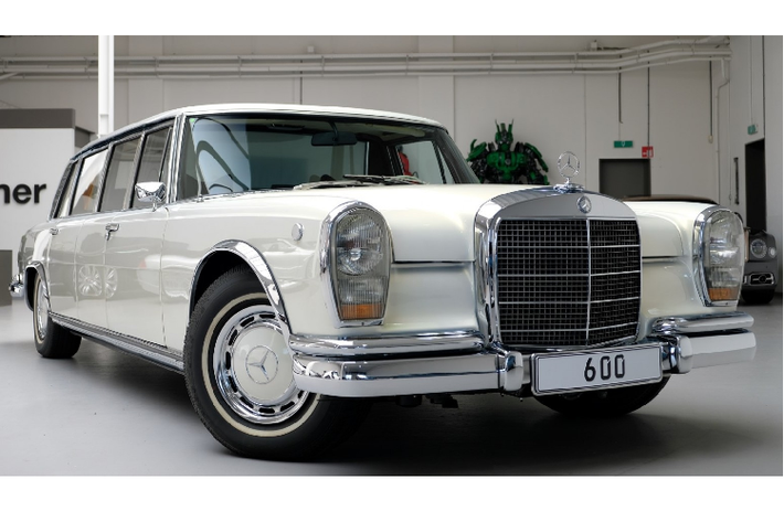 Mẫu xe sang Mercedes-Benz 600 hay còn có tên gọi khác là Grosser Mercedes (Tiếng Đức nghĩa là: “Một chiếc Mercedes lớn). Chiếc xe có số hiệu W100 này được sản xuất và lắp ráp bằng tay trong khoản thời gian từ năm 1963 đến 1981.
