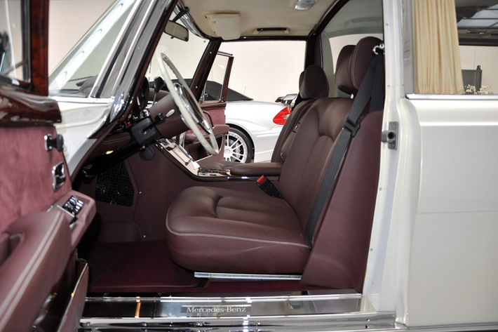 Chiếc Mercedes-Benz 600 Pullman limousine 1975 trong bài có ngoại hình không khác gì những mẫu xe cùng phiên bản khác. Tuy nhiên, điểm làm nên giá trị chiếc xe chính là nước sơn metallic Perlmutt Weis (Mother of Pearl White – tạm dịch là Mẹ Ngọc Trai :D ).