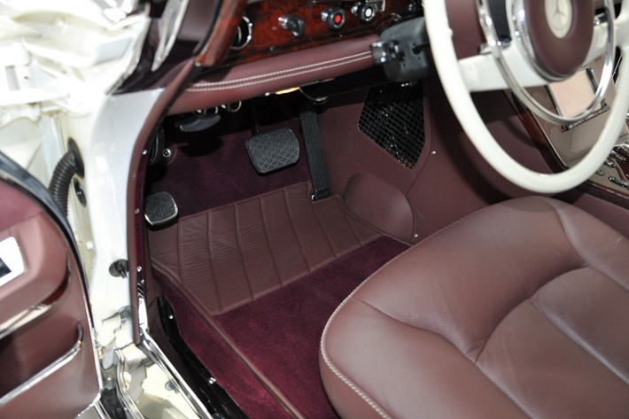 Nội thất xe Mercedes-Benz 600 Pullman 1975 được nâng cấp bằng một số tiện nghi lấy từ dòng Maybach 62 limousine. Các chi tiết đó khá nhiều, nhưng dễ nhận ra nhất là cửa sổ trời panorama được làm mờ và khu vực điều khiển cửa sổ trời.