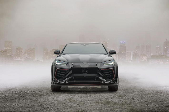 Về tổng thế, gói trang bị Venatus của Mansory chủ yếu tập trung chế tạo một bộ bodykit có phần “điên loạn”, tăng thêm vẻ khác biệt cho chiếc siêu SUV Lamborghini Urus nguyên bản.