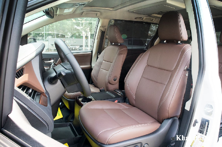 Vô lăng xe Toyota Sienna bản cao cấp nhất sử dụng chất liệu da điểm xuyết chi tiết bạc kết hợp đầy đủ phím bấm chức năng như: Ra lệnh giọng nói, đàm thoại rảnh tay, ga tự động, điều chỉnh âm lượng... Phía sau là đồng hồ dạng analog truyền thống với màn hình TFT 4,2 inch thiết kế đơn giản. Điểm ấn tượng nhất trên xe chính là ở không gian ghế ngồi, kiểu sắp xếp ghế 2-2-3 rất đặc trưng của dòng MPV nhưng khá sang trọng.