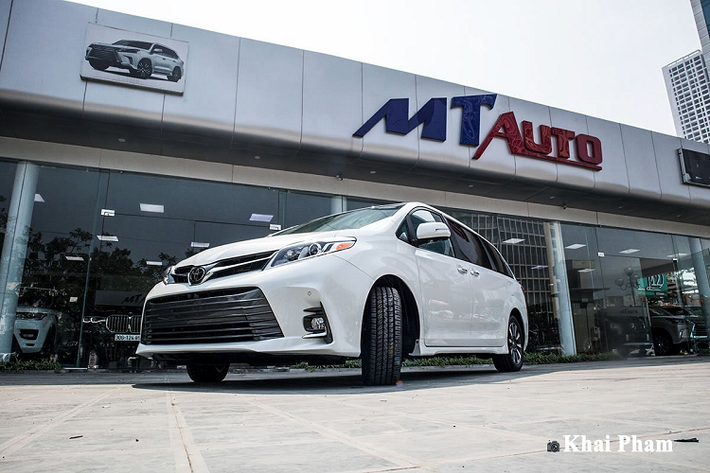 Thương hiệu ôtô đến từ Nhật Bản định vị Toyota Sienna thuộc phân khúc xe đa dụng cỡ lớn và "chung mâm" với các đối thủ như Honda Odyssey, Kia Sedona và cả Mercedes V-Class. Tuy nhiên, Sienna lại không được phân phối chính hãng ở Việt Nam mà Toyota lại bán Alphard thuộc phân khúc xe đa dụng cao cấp với mức giá hơn 4 tỷ đồng.