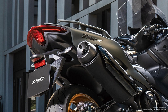 Bộ đèn xi nhan trước của mẫu xe ga Yamaha TMax 560 có vẻ như nhỏ gọn hơn và sử dụng công nghệ bóng LED thay vì đèn xinhan lớn và bóng halogen ở thế hệ cũ. Đèn pha của TMax 560 vẫn có tạo hình cũ nhưng được trang bị đến 4 bóng LED giúp tăng hiệu năng chiếu sáng.