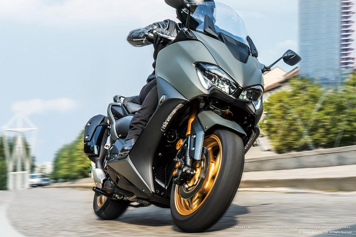 Yamaha vừa công bố hình ảnh và một số thông tin của mẫu Yamaha TMax 560 2020 mới, dòng maxi-scooter cao cấp nhất của Yamaha nhằm thay thế cho thế hệ TMax 530 cũ. Theo đó, mẫu Yamaha TMax 560 có ngoại hình hầu như giống hệt với thế hệ TMax 530 cũ, ngoại trừ một số chi tiết nhỏ.