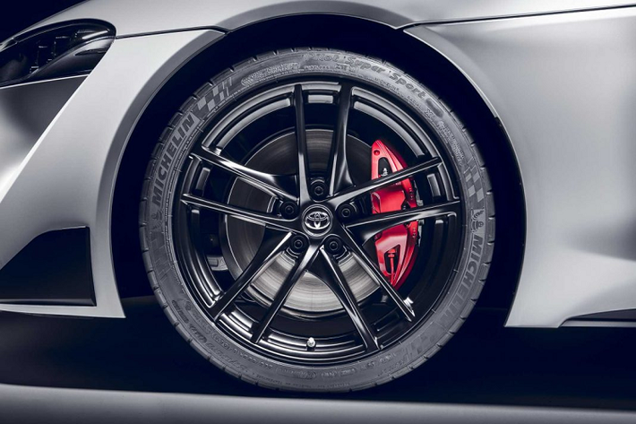 Trên phiên bản Toyota Supra động cơ 2.0, xe sẽ được trang bị tiêu chuẩn mâm xe kích thước 18 inch, trong khi đó, nội thất bên trong sẽ sở hữu màn hình 8,8 inch, hệ thống âm thanh 4 loa và ghế bọc da lộn Alcantara. Những trang bị an toàn tiêu chuẩn cho xe sẽ là hệ thống hỗ trợ tiền va chạm (Pre-Crash Safety) với khả năng nhận dạng người đi bộ, xe đạp, phanh. Bên cạnh đó là hệ thống hỗ trợ giữ làn đường (Lane Keep Assist) với vô-lăng trợ lực, hệ thống đọc biển báo, hệ thống kiểm soát tốc đô thông minh,… sẽ đều là tiêu chuẩn.