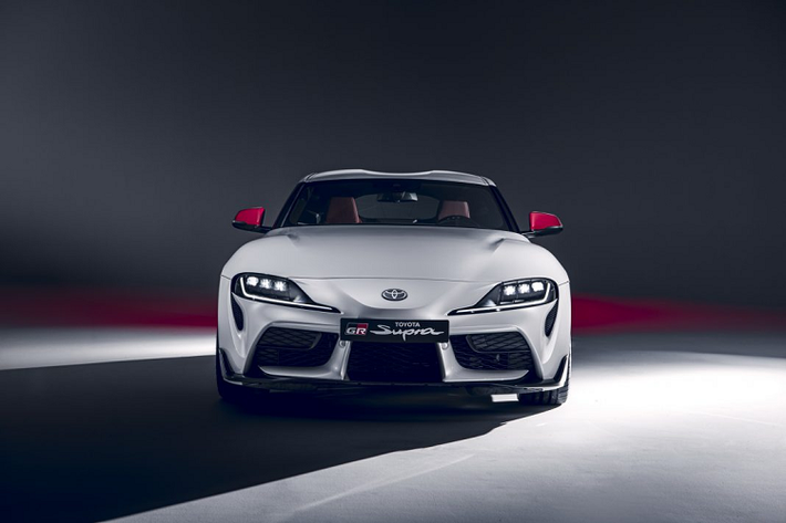 Trên “Fuji Speedway” xe sẽ được sơn màu trắng (Fuji White) với ốp gương và cùm phanh màu đỏ cùng bộ mâm 19 inch đen bóng. Nội thất bên trong sẽ được bọc da hai màu đen – đỏ với nhiều chi tiết ốp được làm bằng sợi carbon.